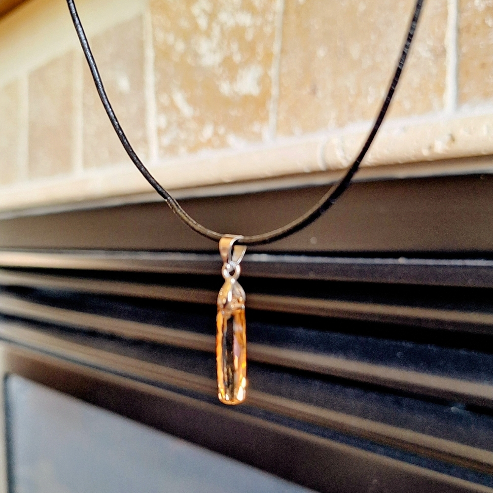 NWOT Elegant Golden brown Crystal Pendant Necklace